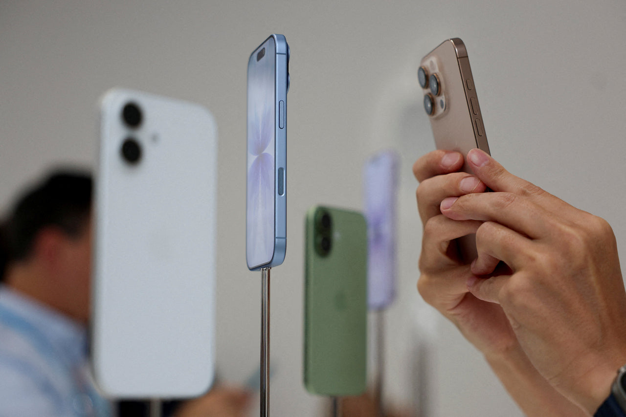 iPhone 17 de color azul exhibido en la tienda oficial